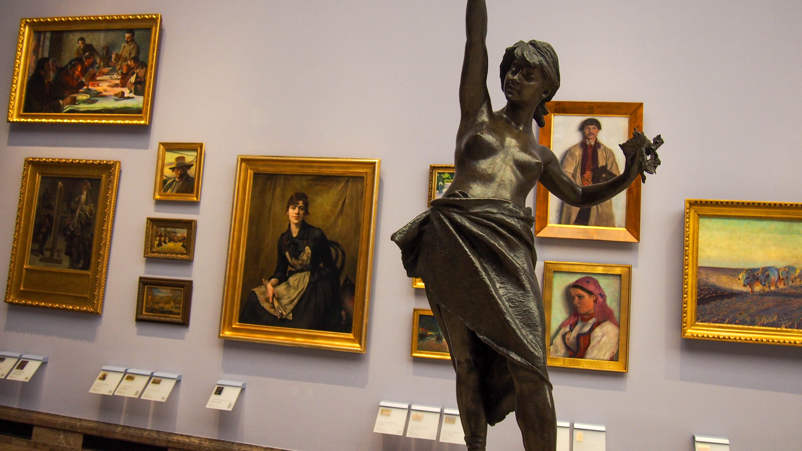 Widok na rzeźbę i obrazy w sali Chełmońskiego muzeum sztuki polskiej XIX wieku