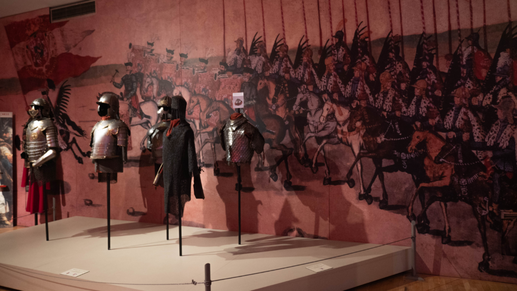 Cztery polskie zbroje wystawione w galerii