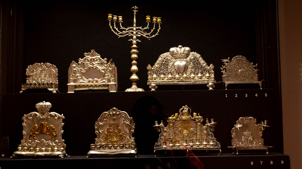 Menory i Judaiki z kolekcji Muzeum Narodowego w Krakowie